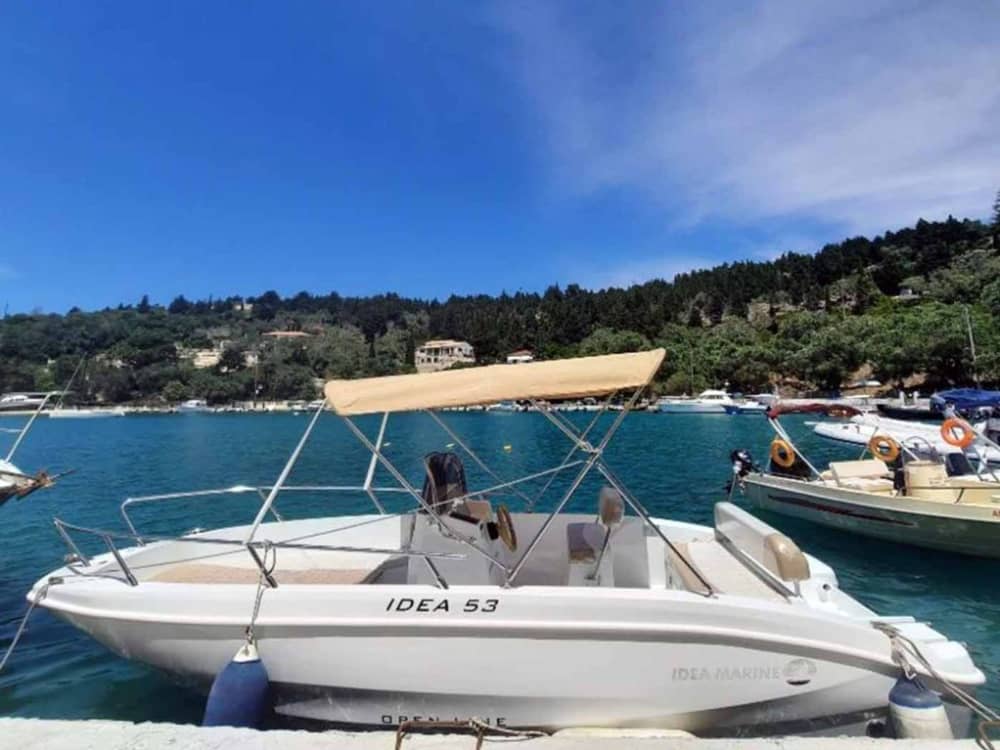 Découvrez Paxi : une journée entière de soleil sur un bateau à moteur