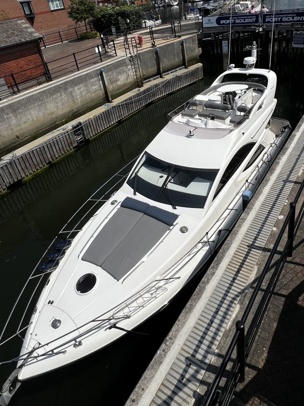 3 timmar och 15 minuter för att utforska Portsmouth på en motorbåt