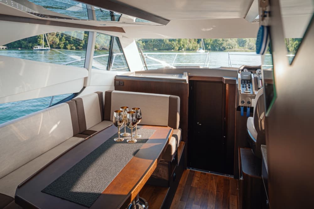 Votre bateau à moteur privé pour une journée autour de Constance