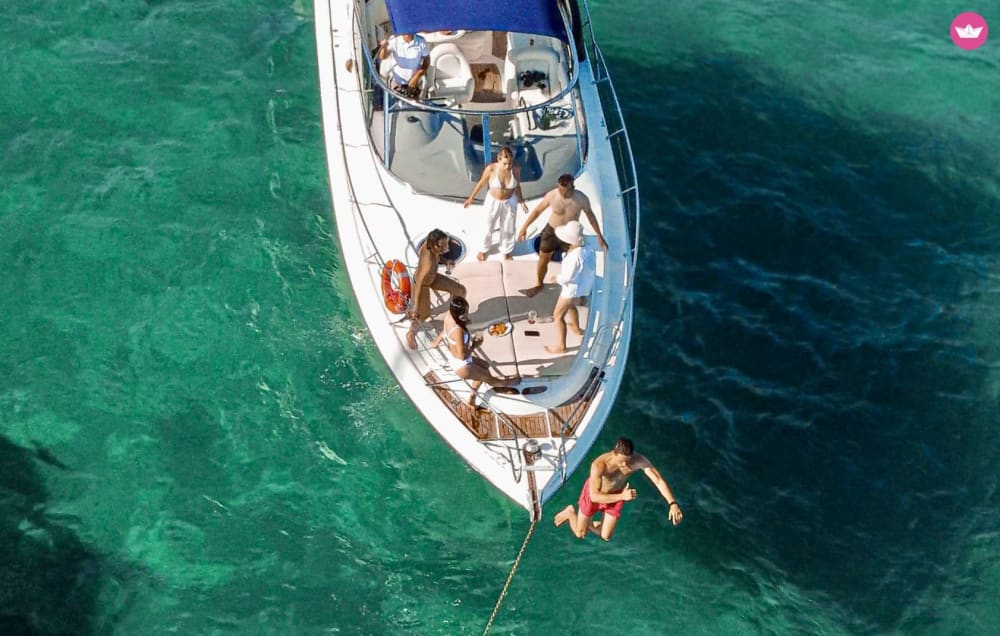 Fête d'anniversaire en bateau (4h) – Musique, lagons et bonne ambiance