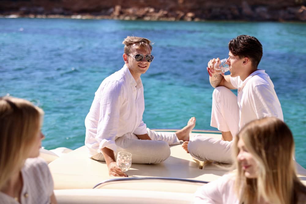 Fête d'anniversaire en bateau (4h) – Musique, lagons et bonne ambiance