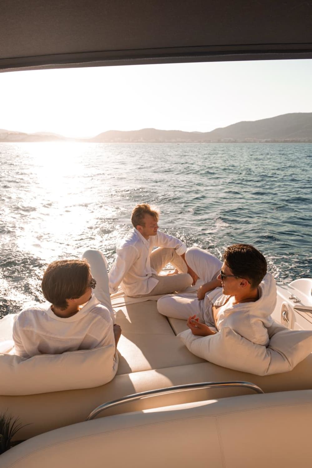 Fête d'anniversaire en bateau (4h) – Musique, lagons et bonne ambiance