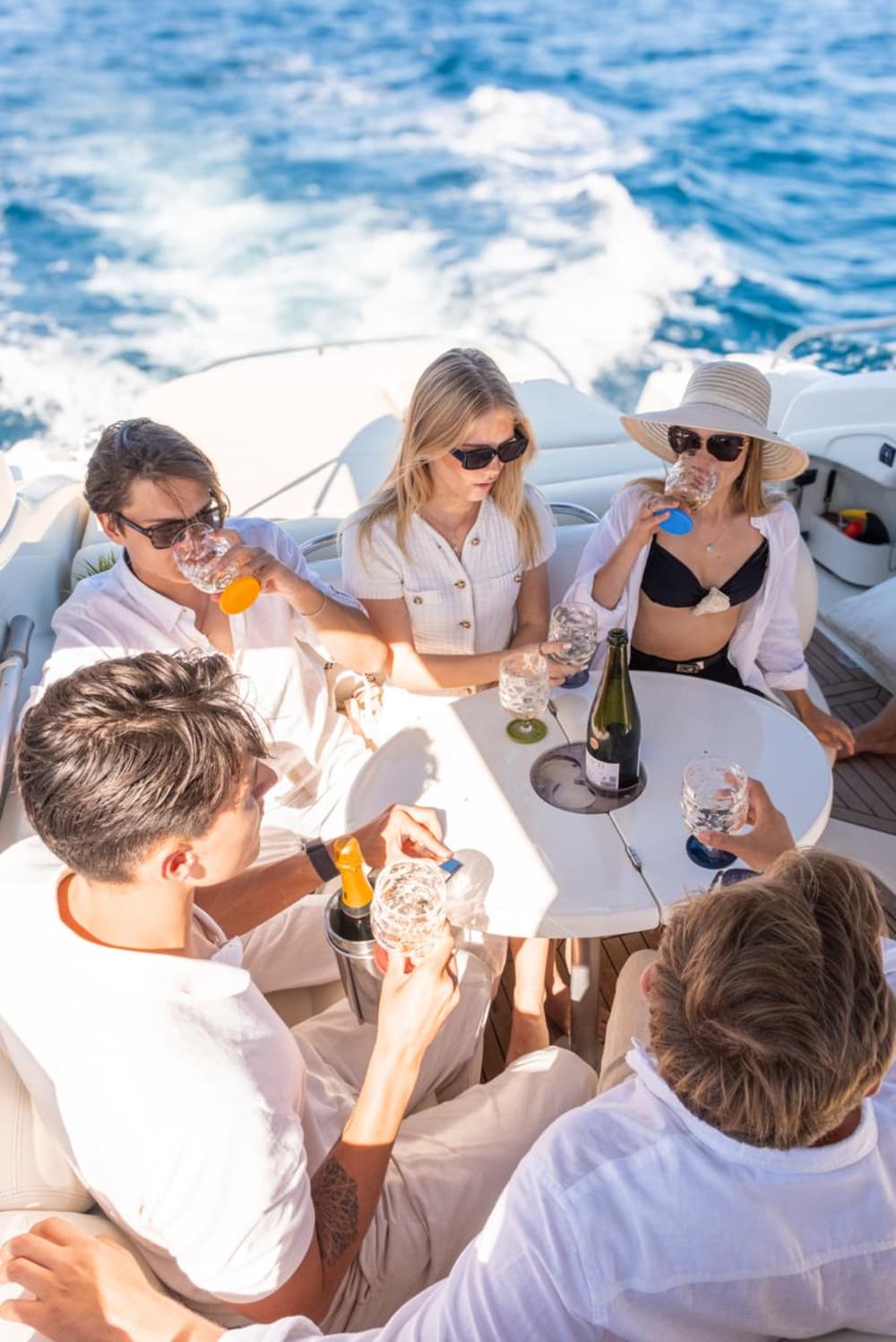 Fête d'anniversaire en bateau (4h) – Musique, lagons et bonne ambiance