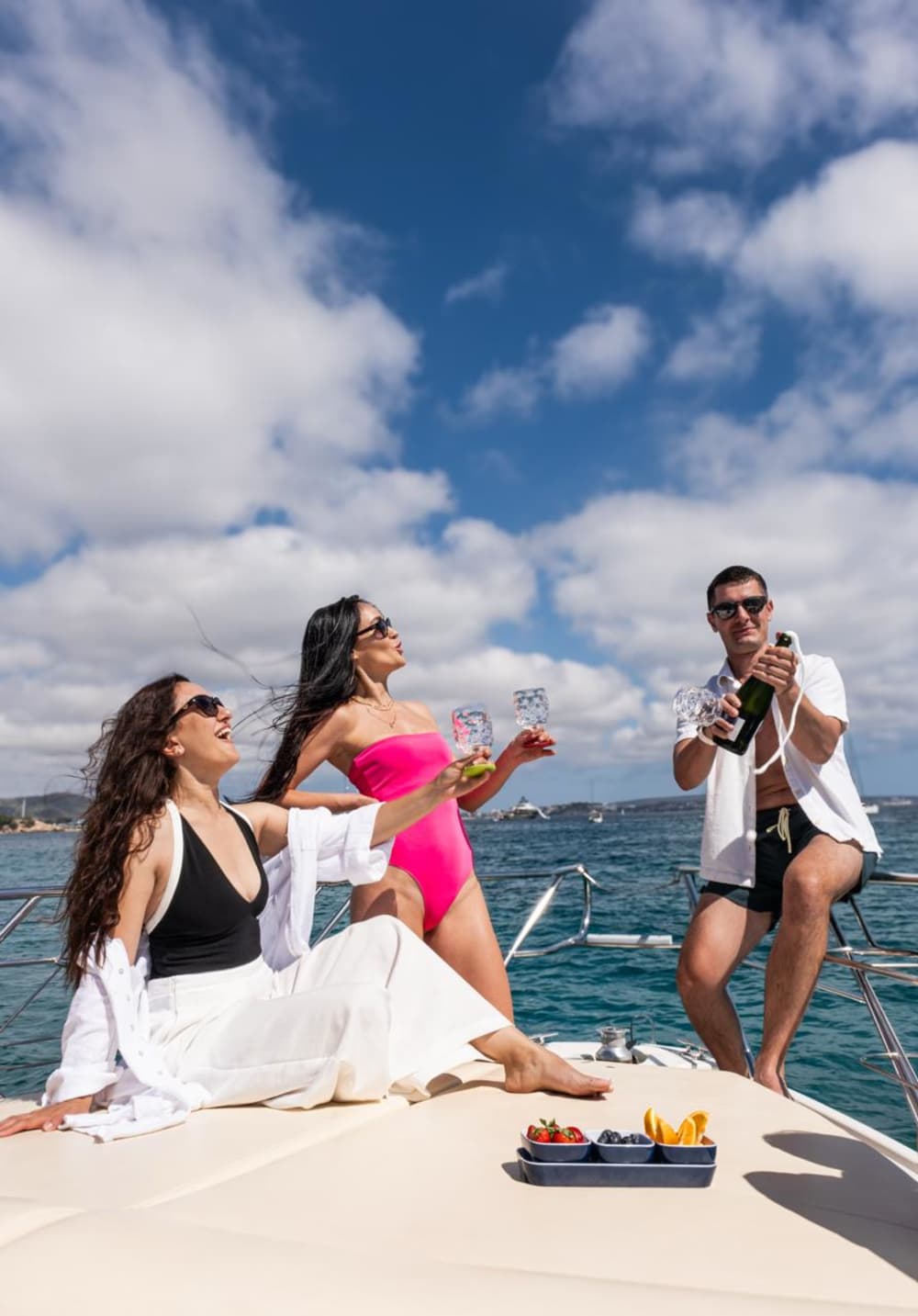 Fête d'anniversaire en bateau (4h) – Musique, lagons et bonne ambiance