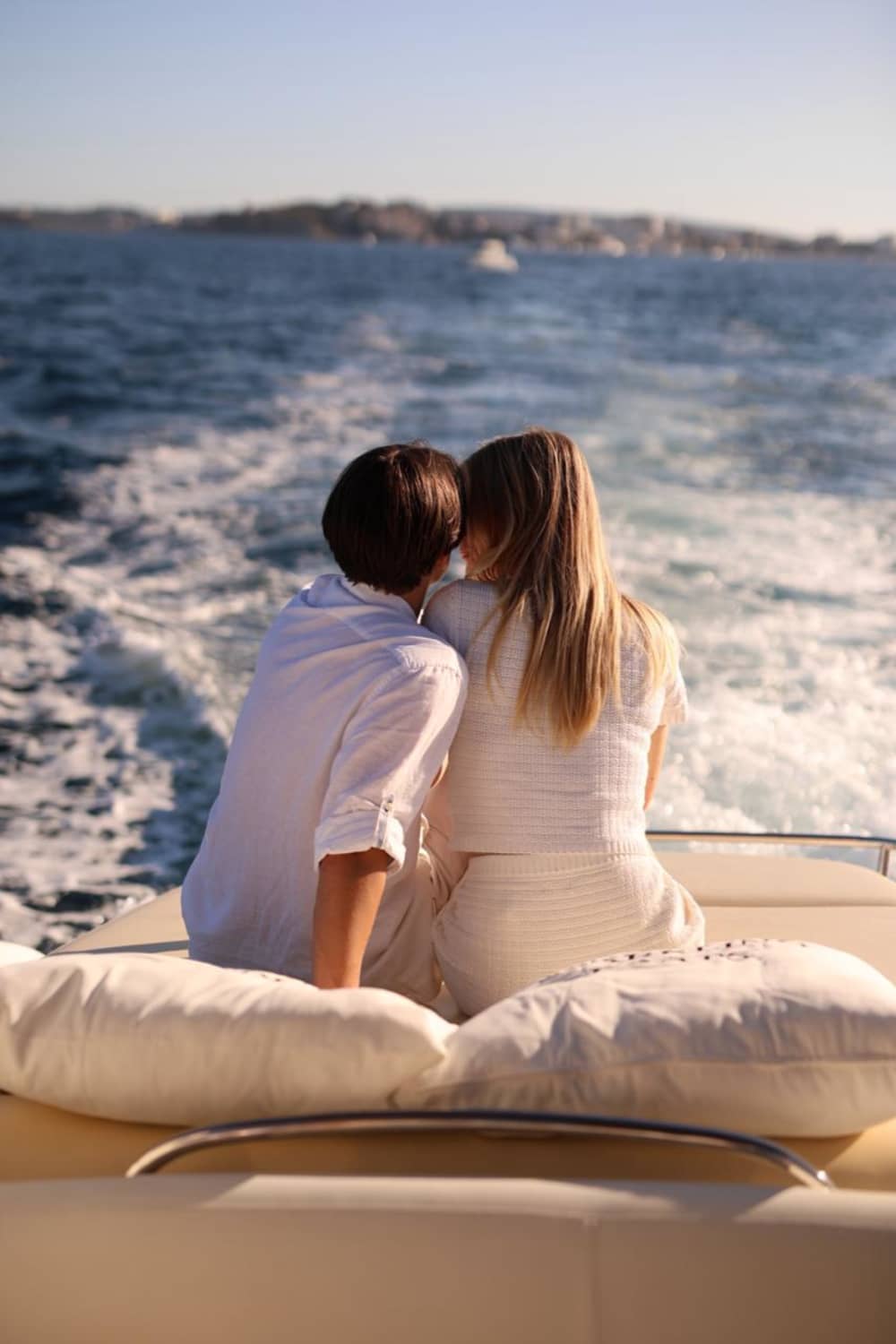 Fête d'anniversaire en bateau (4h) – Musique, lagons et bonne ambiance