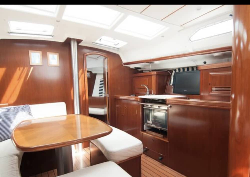 Party Boat en Barcelona: 3 horas de música, mar y diversión