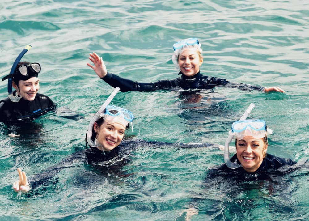 Bootstour mit XXL-Rutschen, Schnorcheln, Aktivitäten und Mittagessen.