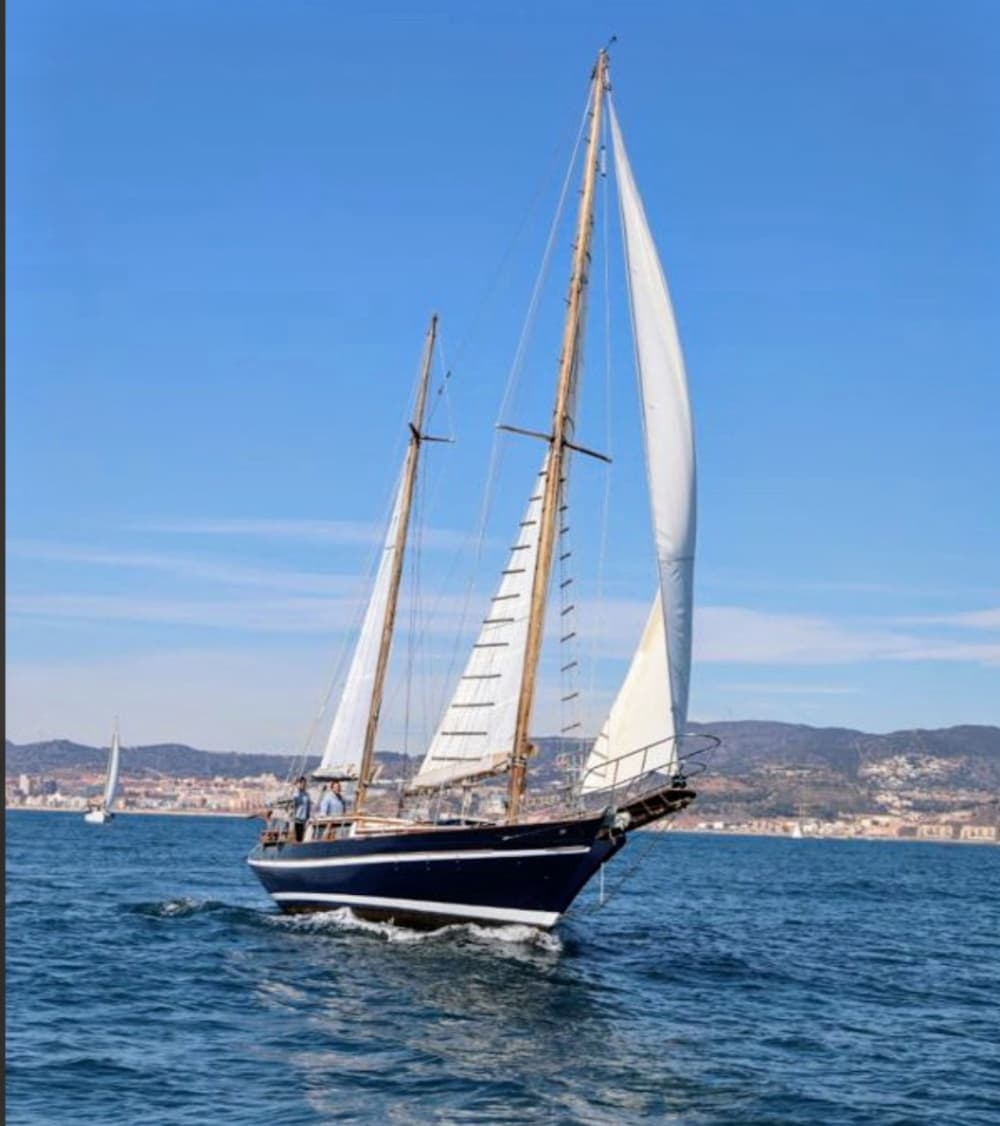 Private sailing excursion. 4-, 6-, and 8-hour tours