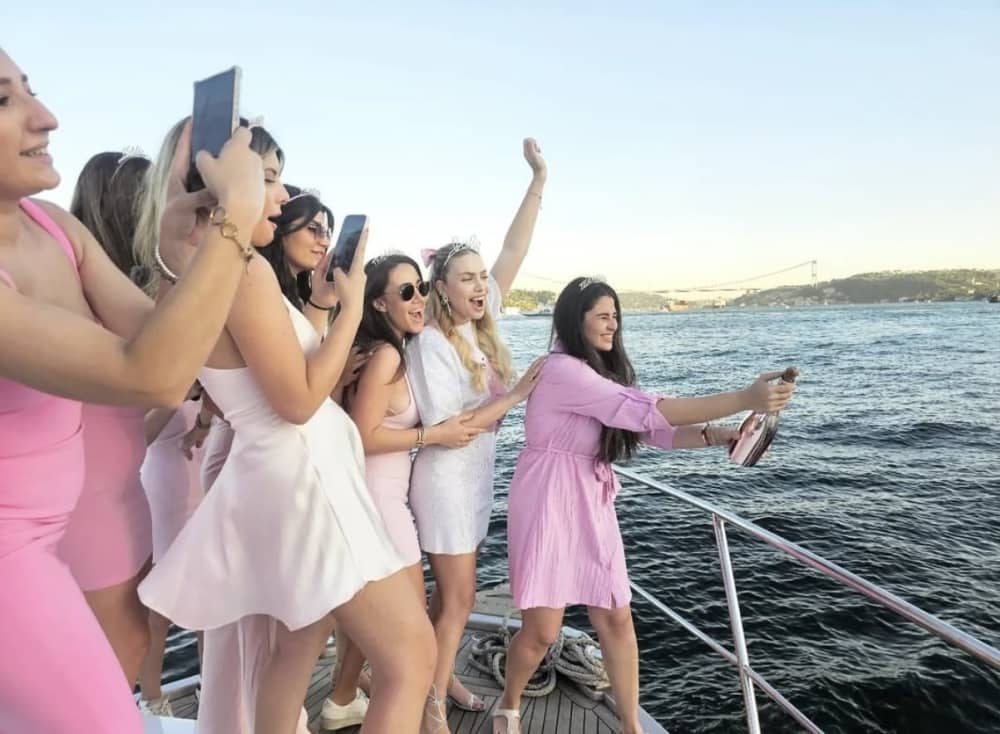 Een elegante reis: ontdek de charmes van Istanbul per jacht