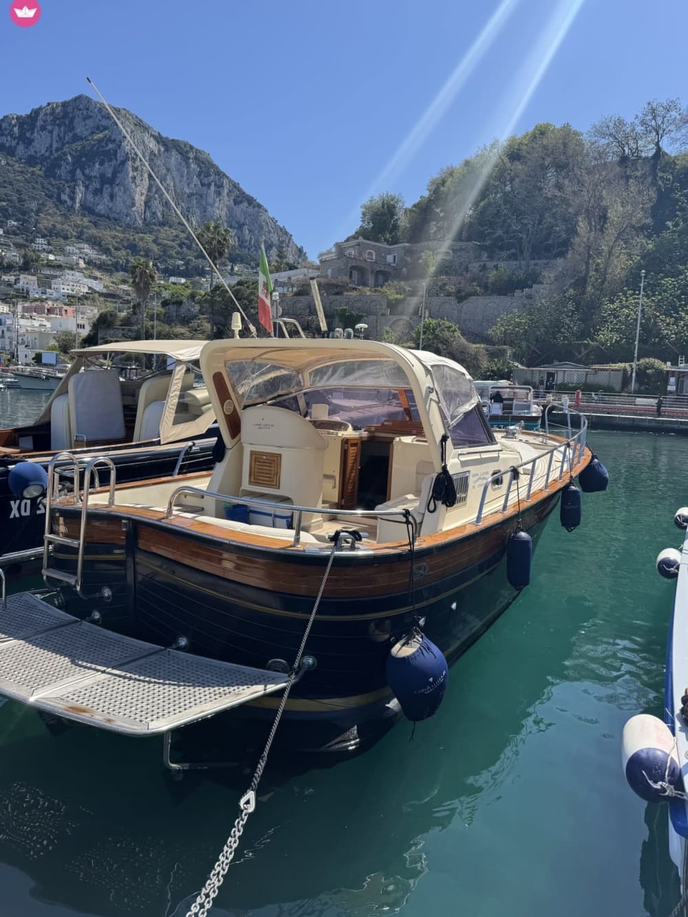 Capri odsłonięty: całodniowy luksus i eksploracja grot na pokładzie Aprea 32