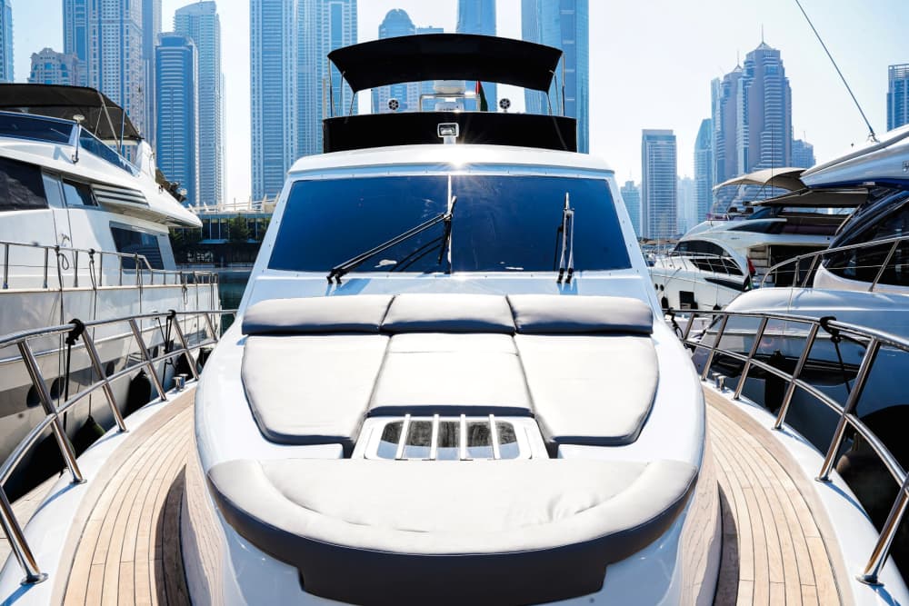 Motor yatla Dubai Marina'yı keşfetmek 4 saat 30 dakika sürüyor.