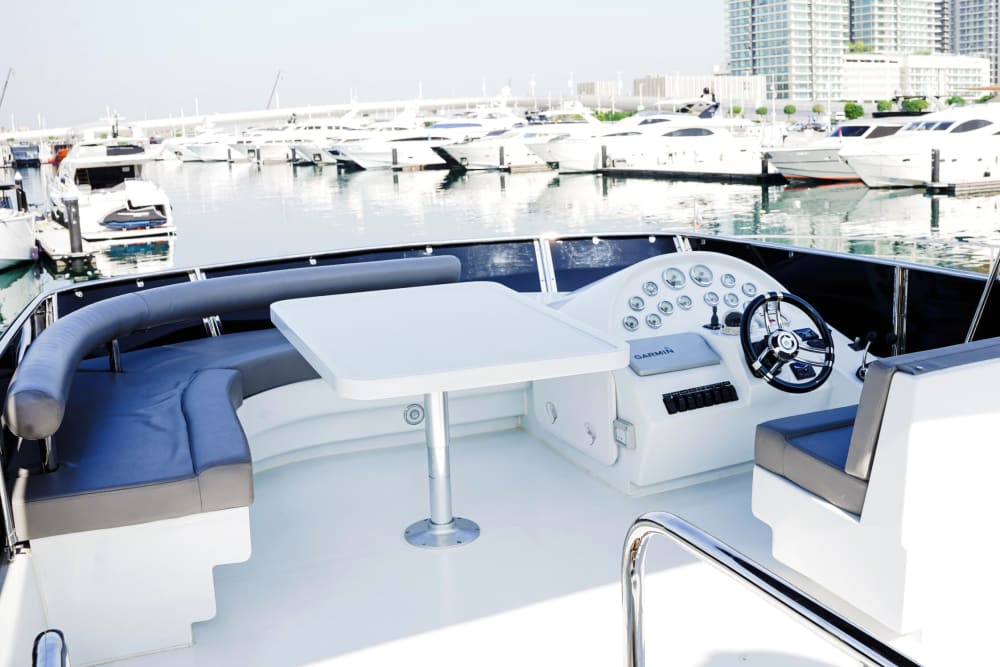 4h30 to discover Dubai Marina on a motor yacht