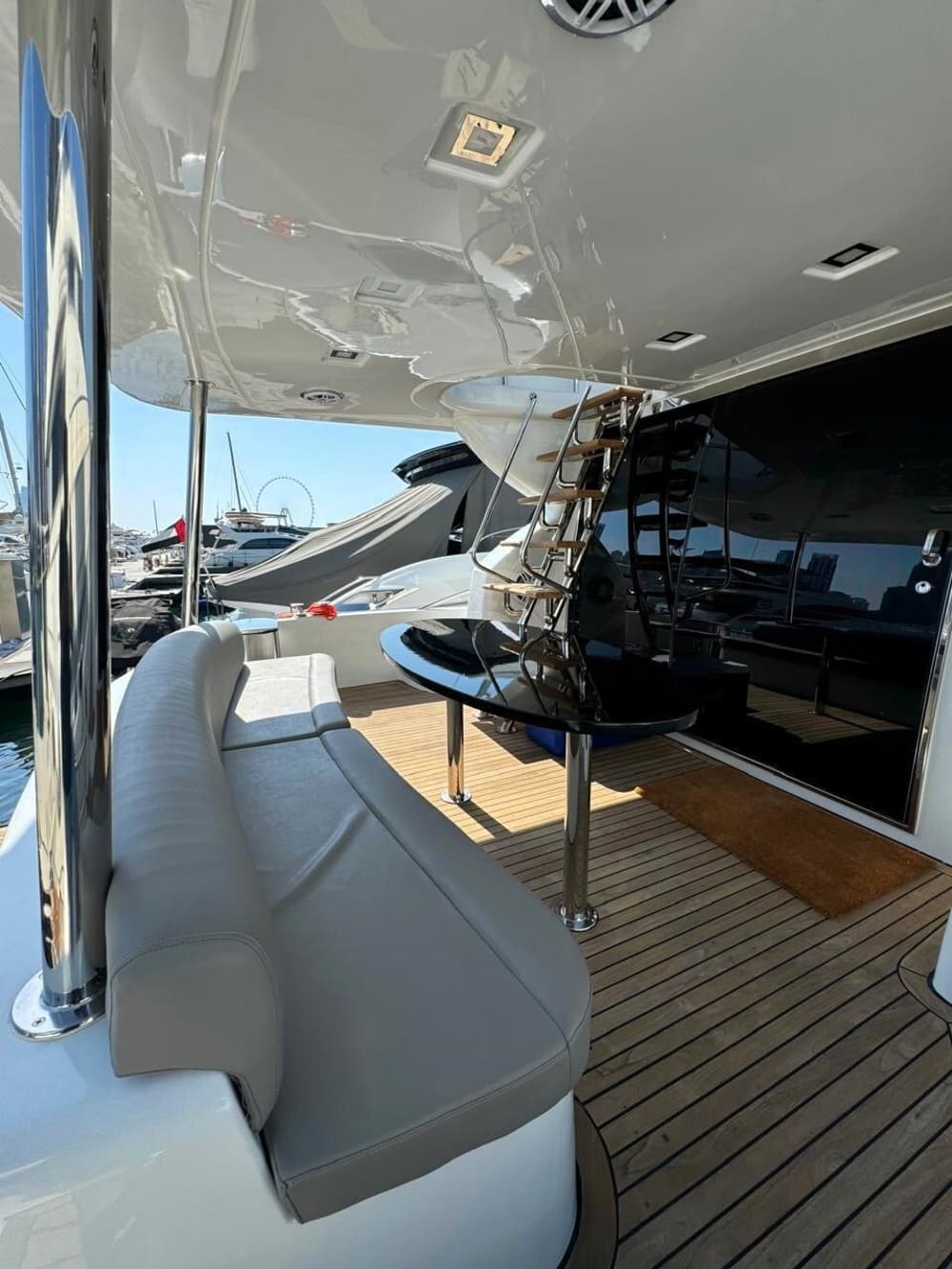 4 ore e 30 minuti per scoprire Dubai Marina a bordo di uno yacht a motore.