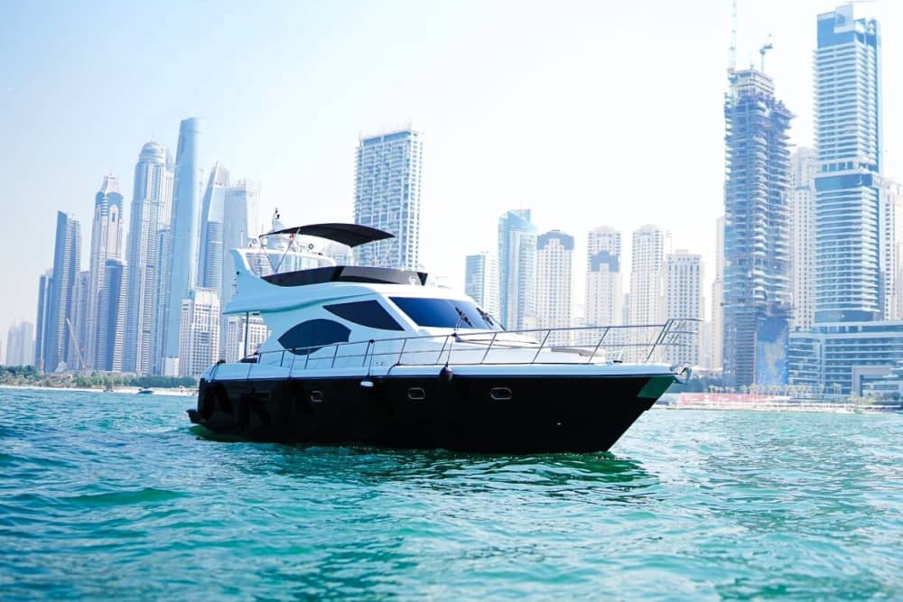 4 horas y media para descubrir Dubai Marina en un yate a motor.