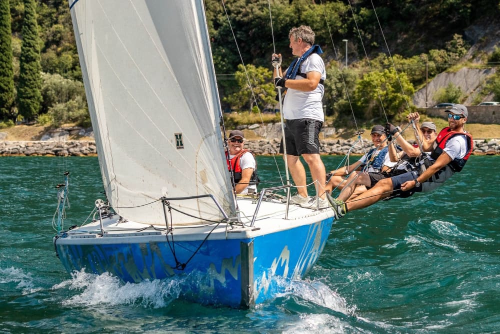 Setzen Sie Kurs auf Freude: Ein ganzer Tag authentisches Segeln in Malcesine auf einem Segelboot