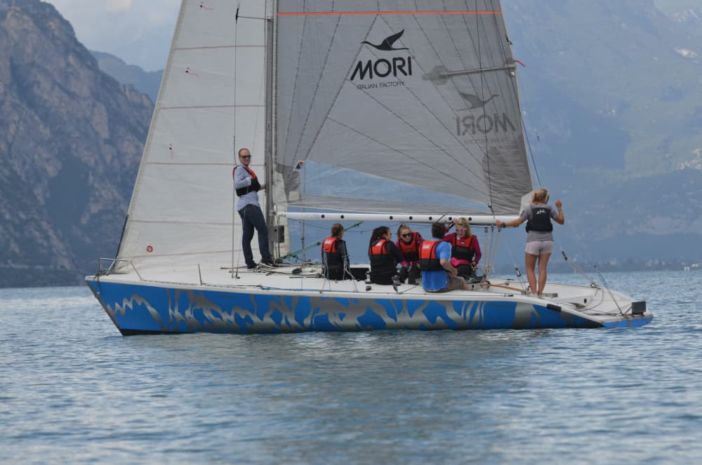 Setzen Sie Kurs auf Freude: Ein ganzer Tag authentisches Segeln in Malcesine auf einem Segelboot