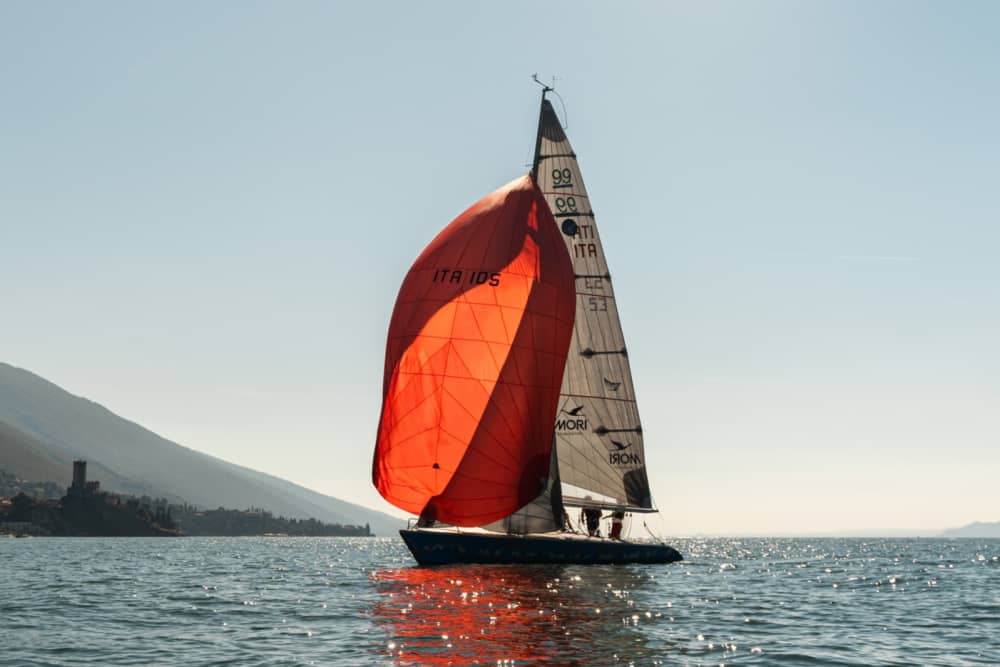 Setzen Sie Kurs auf Freude: Ein ganzer Tag authentisches Segeln in Malcesine auf einem Segelboot