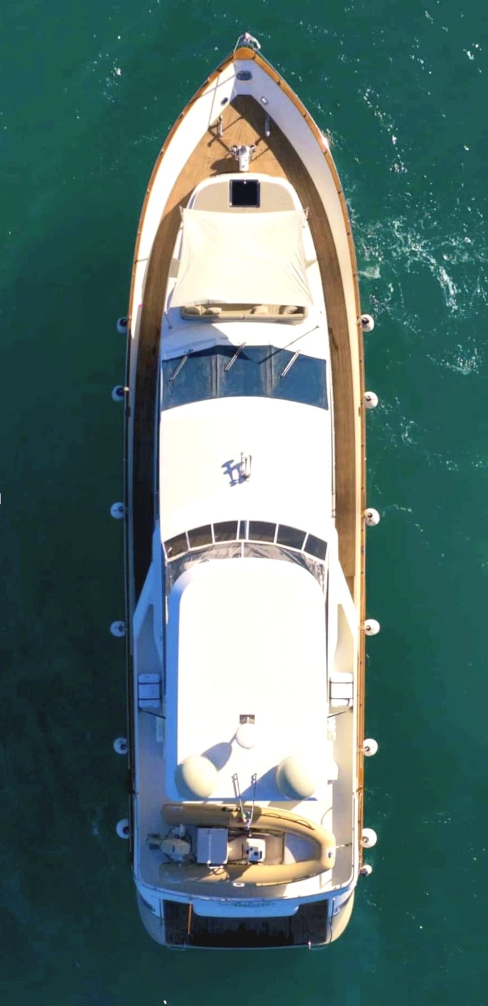 Festa in barca su uno yacht di lusso tra Capri e Positano per un massimo di 40 persone.