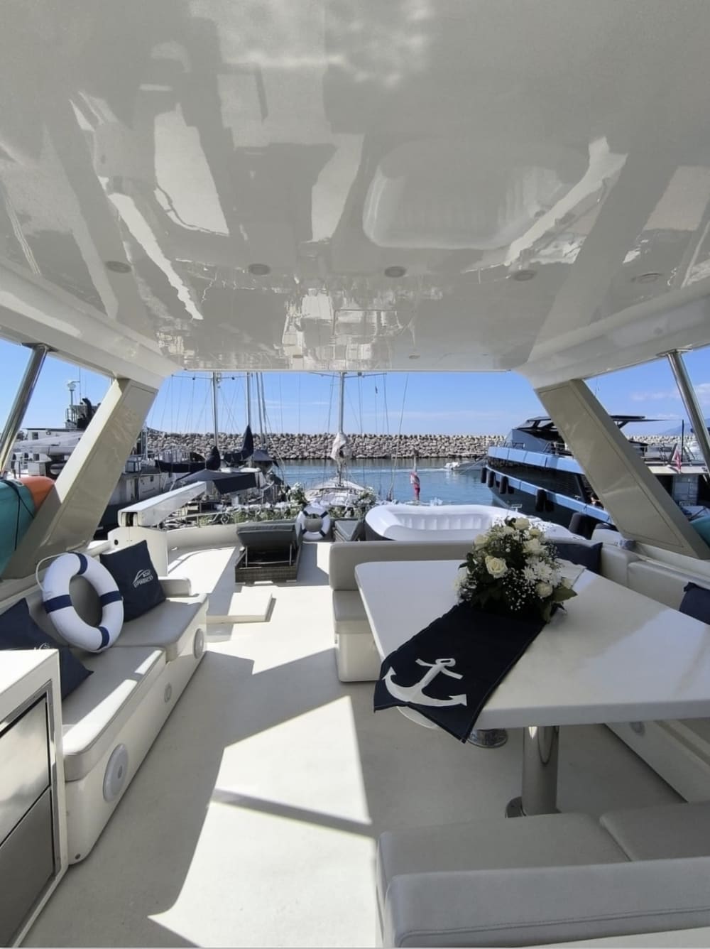 Festa in barca su uno yacht di lusso tra Capri e Positano per un massimo di 40 persone.