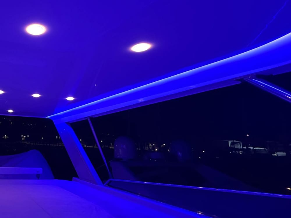 Bootsparty auf einer Luxusyacht zwischen Capri und Positano für bis zu 40 Personen.