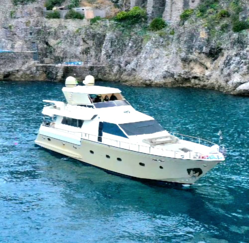 Festa in barca su uno yacht di lusso tra Capri e Positano per un massimo di 40 persone.