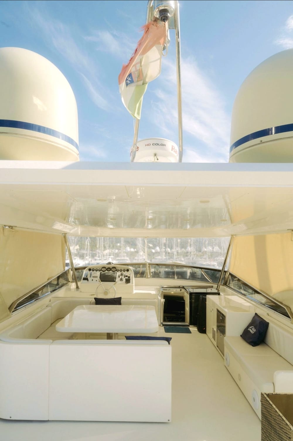 Festa in barca su uno yacht di lusso tra Capri e Positano per un massimo di 40 persone.