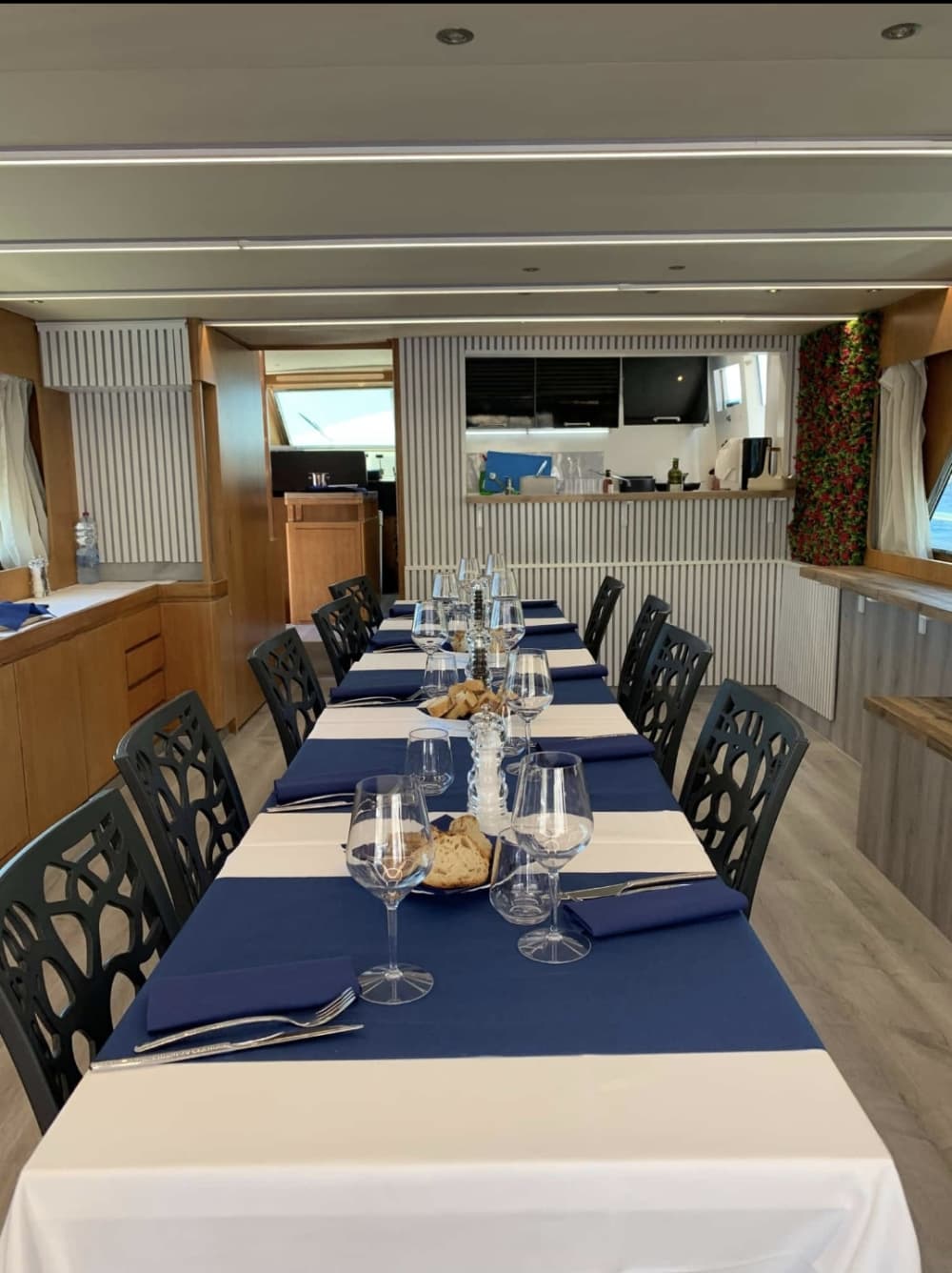 Festa in barca su uno yacht di lusso tra Capri e Positano per un massimo di 40 persone.