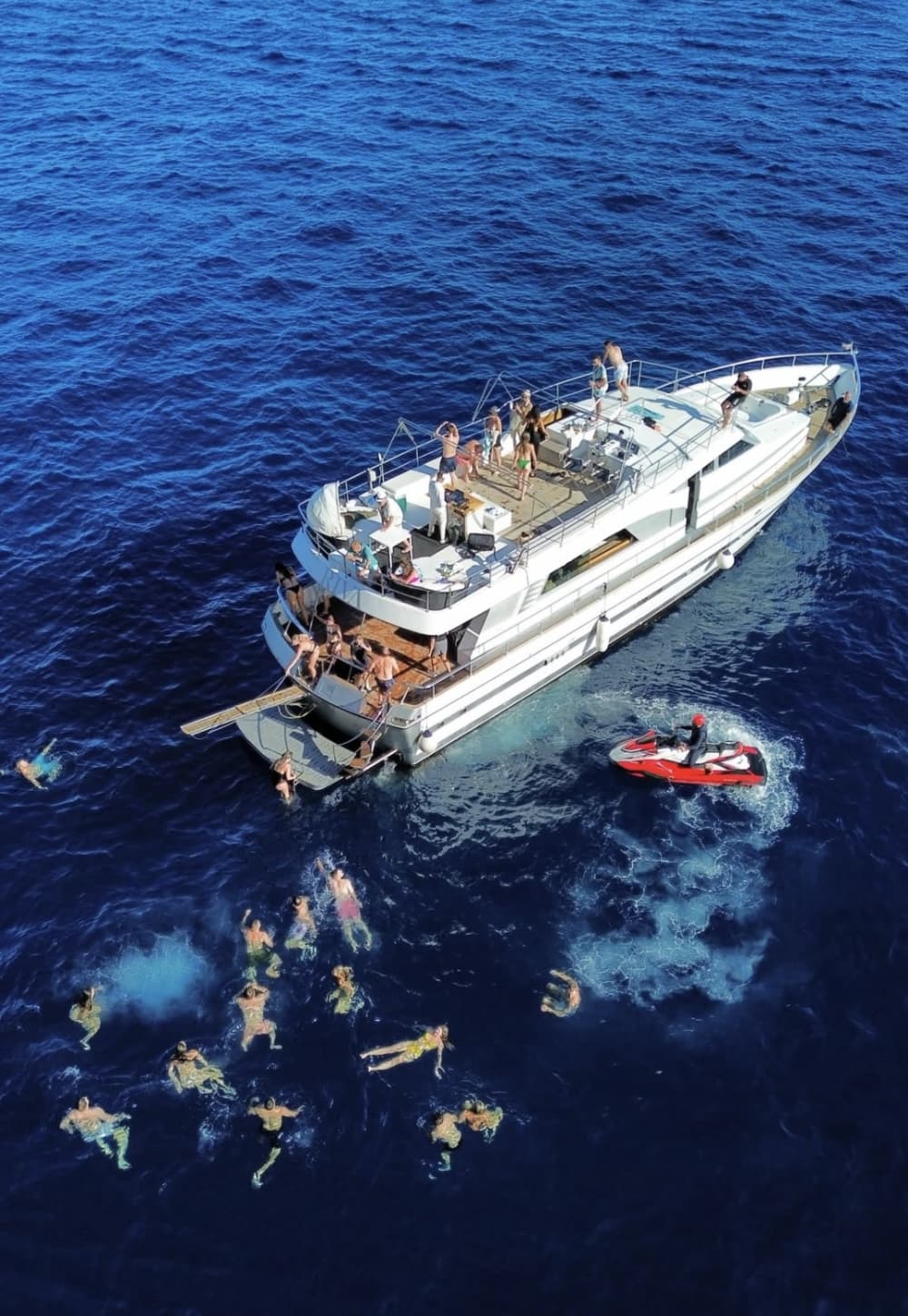 Festa in barca su uno yacht di lusso tra Capri e Positano per un massimo di 40 persone.