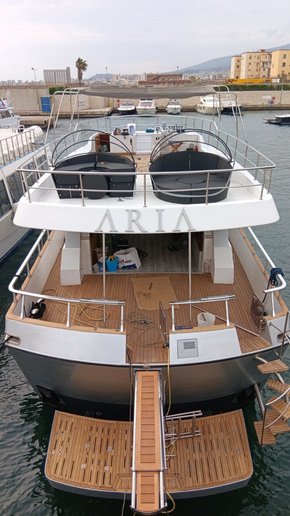 Bootsparty auf einer Luxusyacht zwischen Capri und Positano für bis zu 40 Personen.
