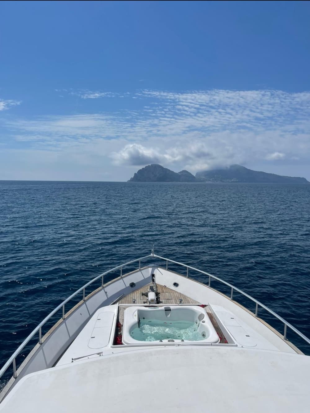 Bootsparty auf einer Luxusyacht zwischen Capri und Positano für bis zu 40 Personen.