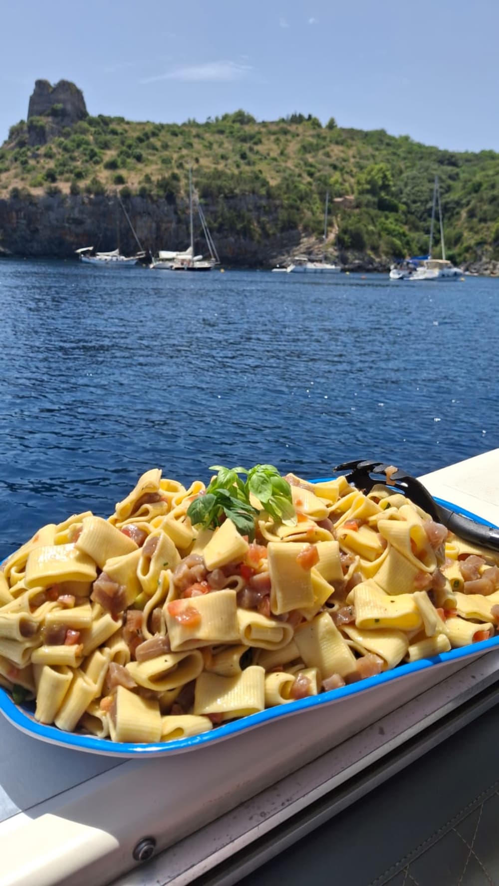 Ein Tag auf einem Boot entlang der Maratea-Küste