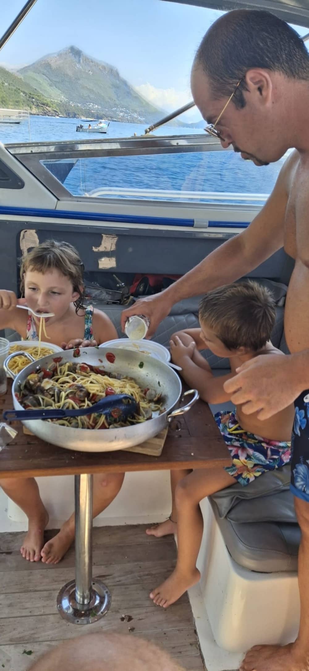 Ein Tag auf einem Boot entlang der Maratea-Küste