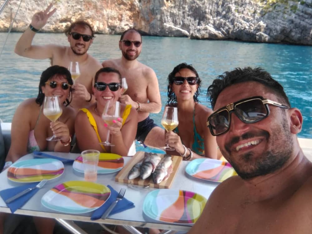 Ein Tag auf einem Boot entlang der Maratea-Küste