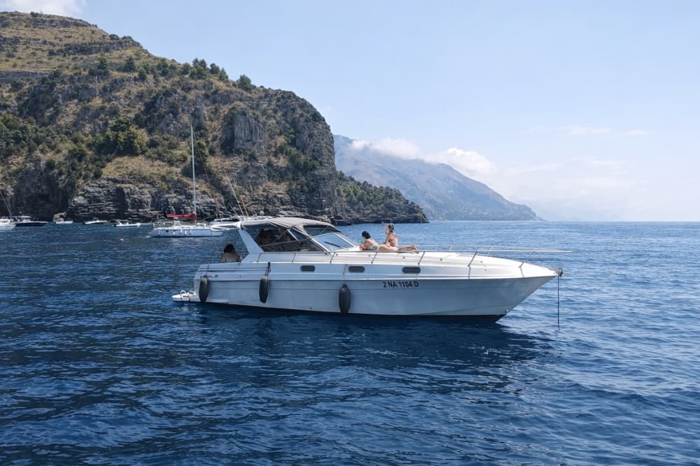 Ein Tag auf einem Boot entlang der Maratea-Küste