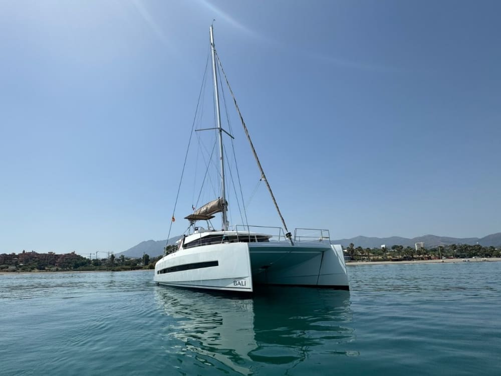 Zet koers naar plezier: een hele dag authentiek zeilen in Marbella op een catamaran.