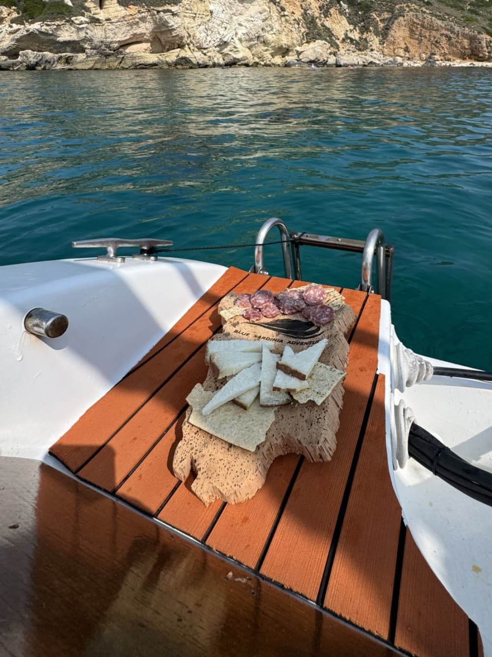 Wild Blue Cagliari: Avventura di un giorno intero in gommone alle calette segrete della Sella del Diavolo