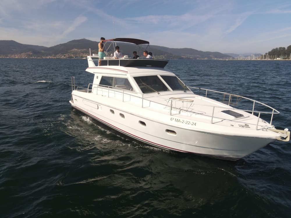 Disfruta del sol en una excursión en barco de 8 horas en Vigo.