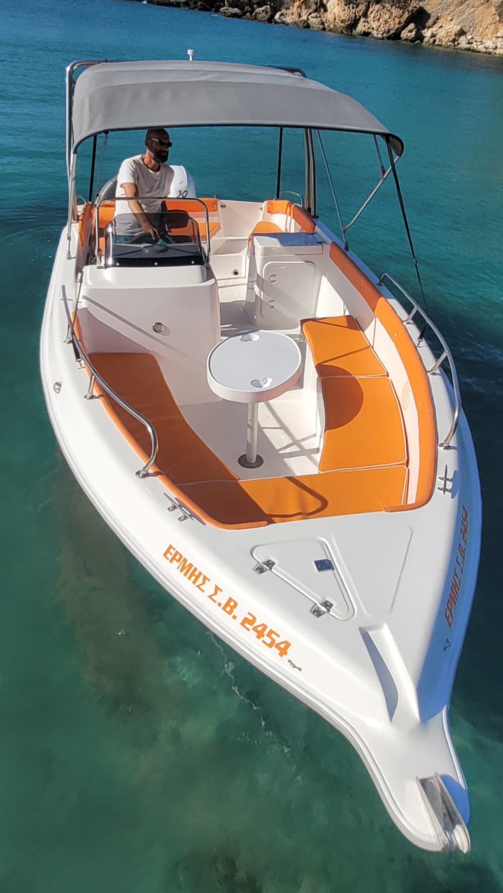 Découvrez Kardamyli lors d'une excursion d'une journée en bateau à moteur.