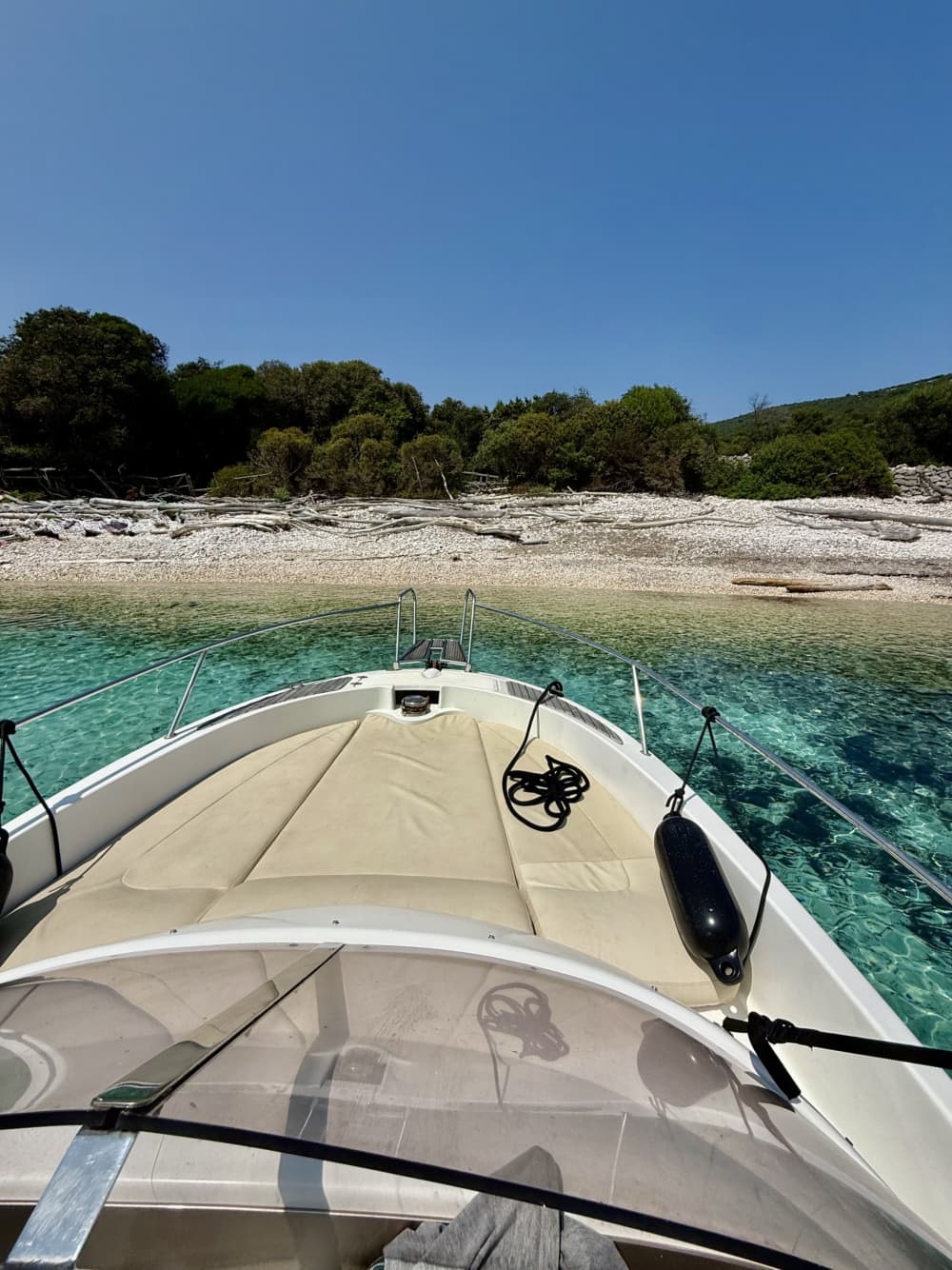 Esplora le baie nascoste di Mali Lošinj a bordo di una barca a motore.