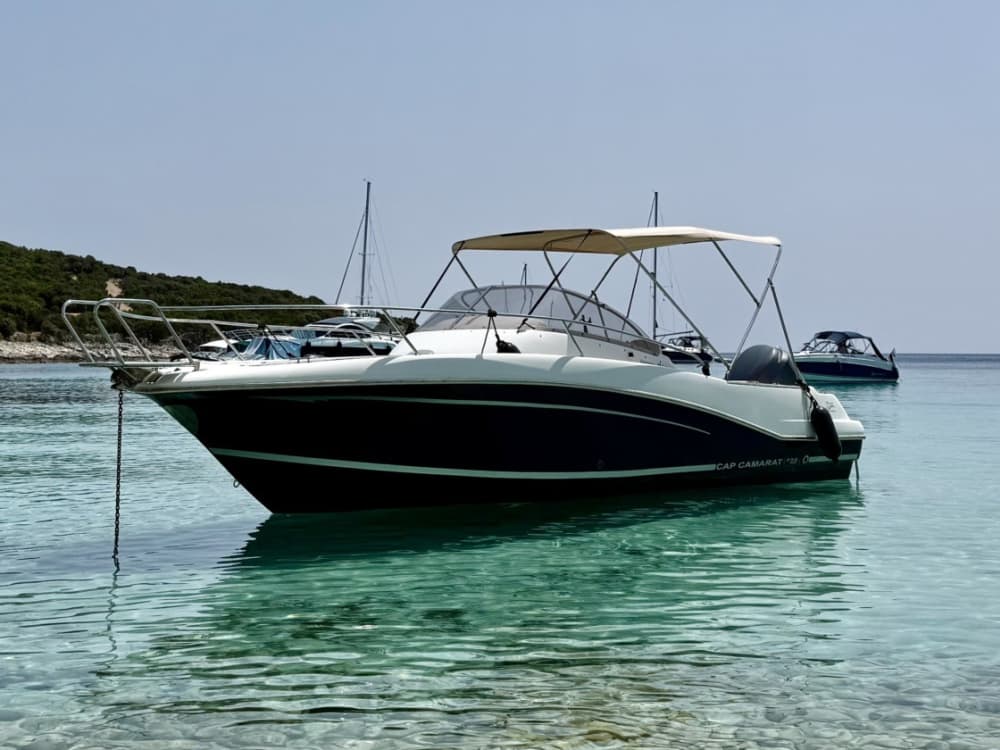 Esplora le baie nascoste di Mali Lošinj a bordo di una barca a motore.