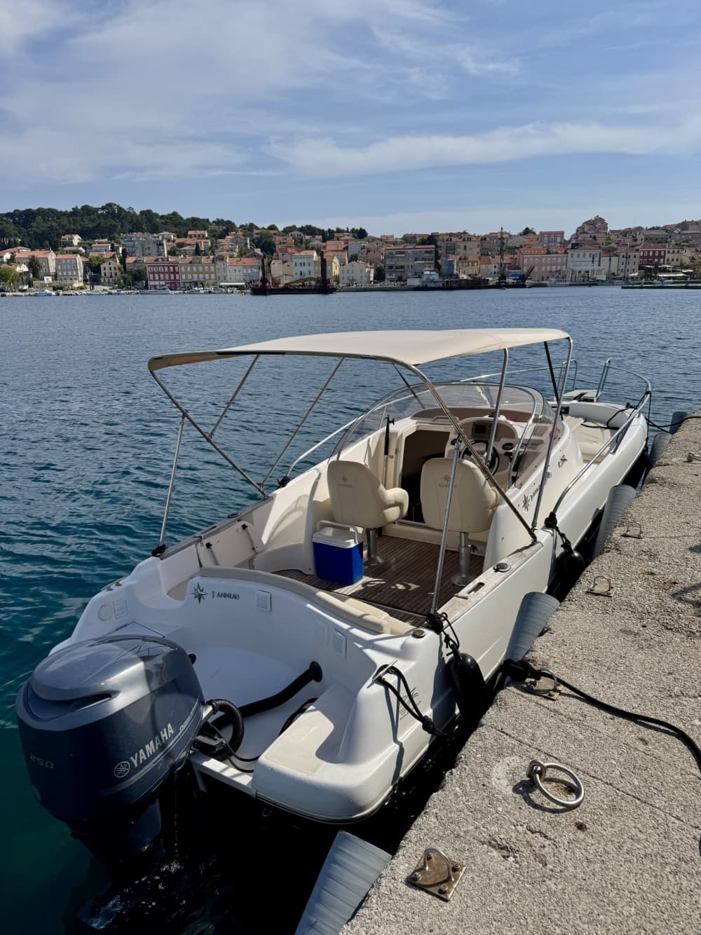 Esplora le baie nascoste di Mali Lošinj a bordo di una barca a motore.