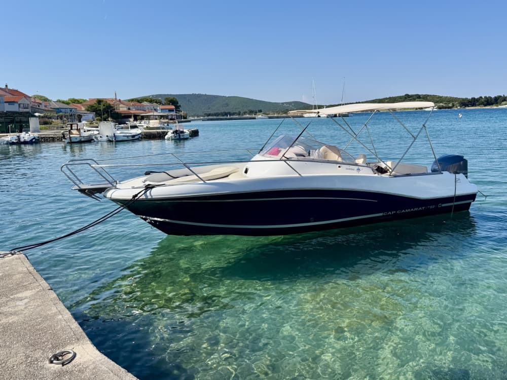 Esplora le baie nascoste di Mali Lošinj a bordo di una barca a motore.