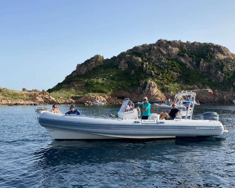 Scopri Arbatax: una giornata intera di sole su una barca a motore.