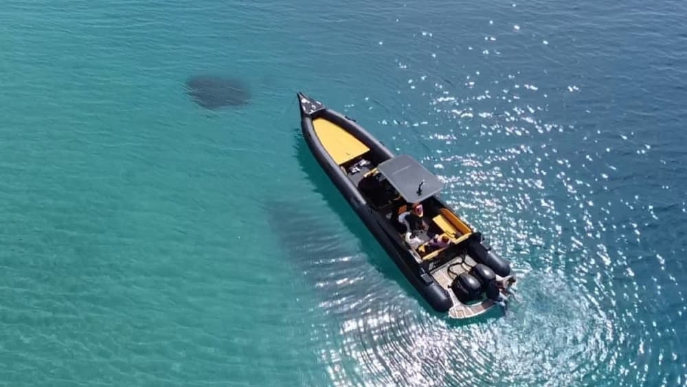 Goditi il sole con un'escursione in barca di 8 ore nel porto di Skiathos.