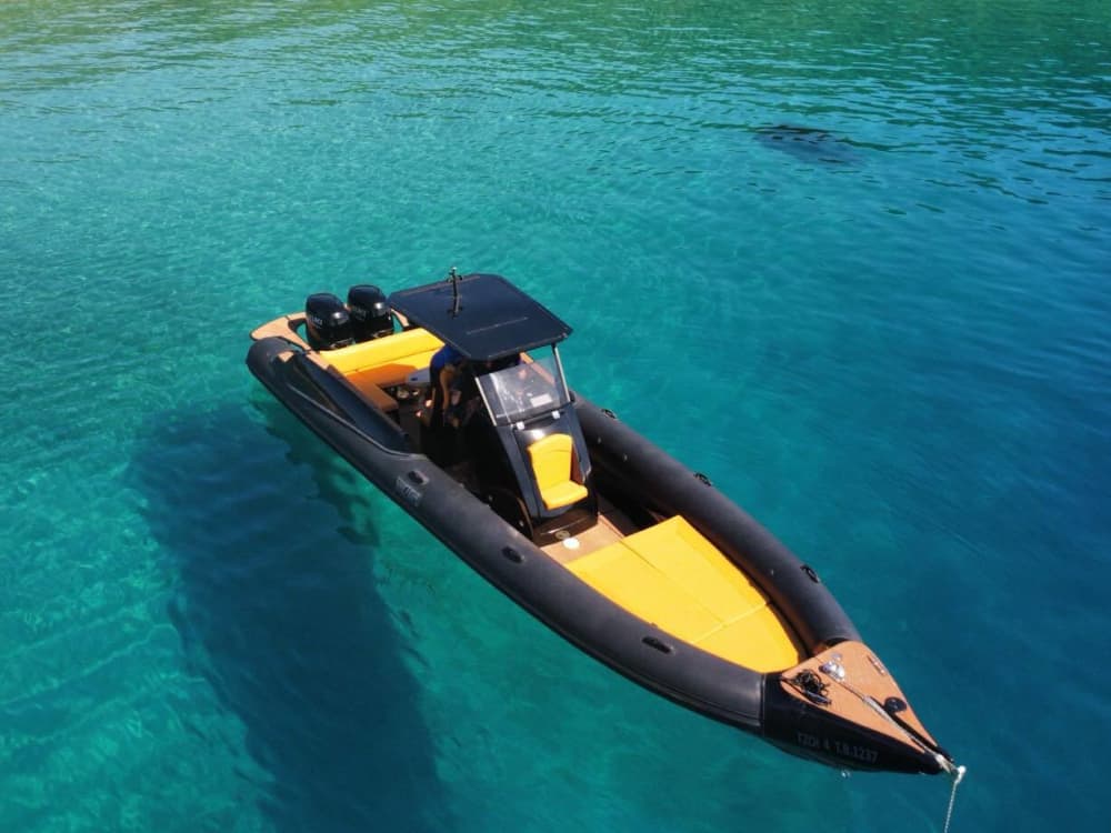 Goditi il sole con un'escursione in barca di 8 ore nel porto di Skiathos.