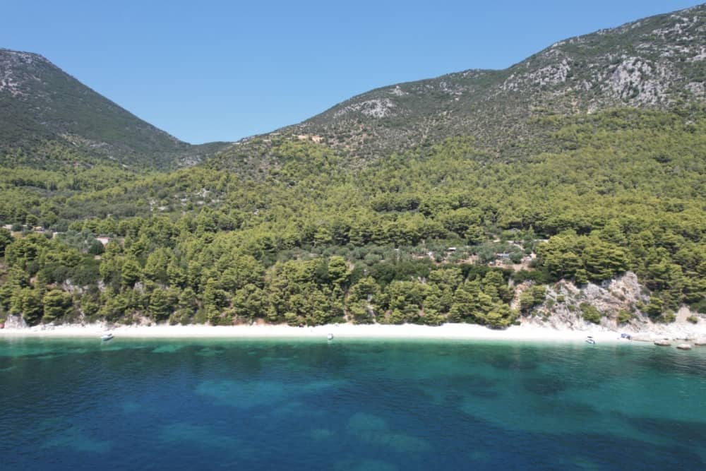 Una vacanza leggendaria: 3 ore e 30 minuti intorno a Palairos in motoscafo.