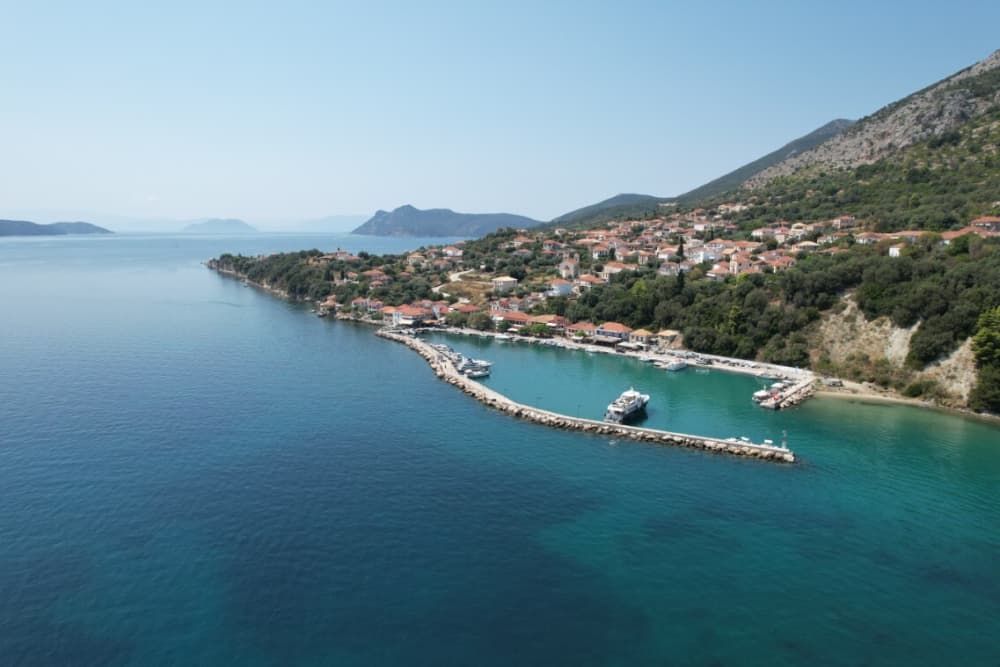 Una vacanza leggendaria: 3 ore e 30 minuti intorno a Palairos in motoscafo.