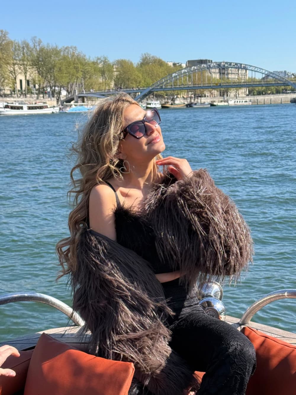 Paris'i tekneyle keşfedin: Motorlu bir tekneyle su üzerinde dolu dolu bir gün geçirin.