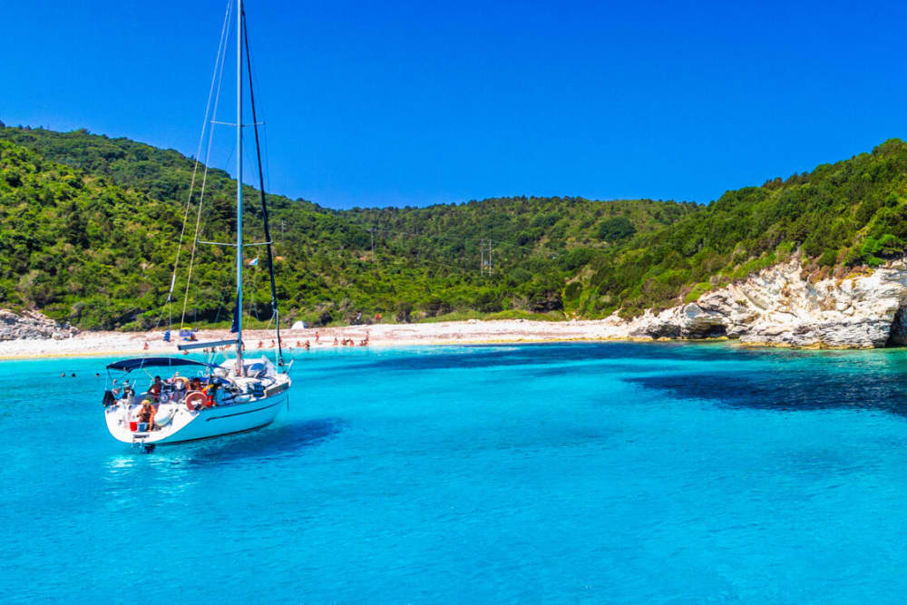 Acque cristalline e calette nascoste: crociera privata a Paxos e Antipaxos