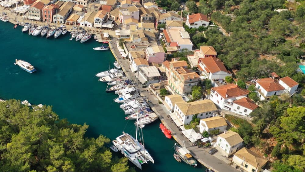 Acque cristalline e calette nascoste: crociera privata a Paxos e Antipaxos